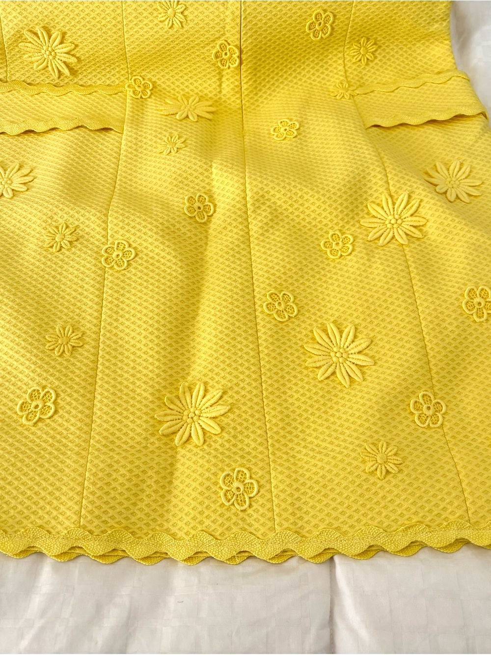 Per Se Yellow Floral Daisy Appliqué with metal flower details Vintage Dress - Picture 10 of 10